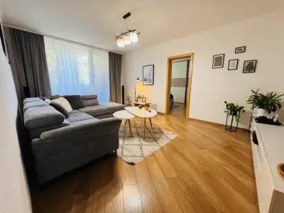 3-izbový byt J. Murgaša Michalovce, obývacia izba so sedačkou pri okne | AGIA reality
