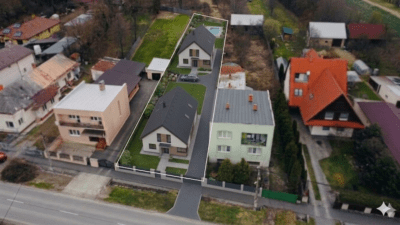 Pozemok Vrbovec, pohľad na dva domy | AGIA reality