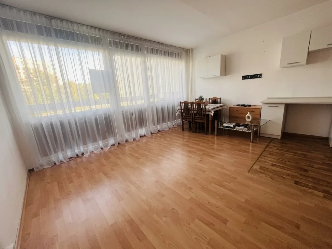 Garsónka s balkónom Michalovce Východ, izba s veľkými oknami | AGIA reality