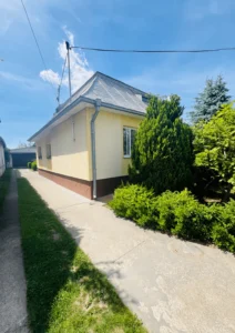 Rodinný dom na predaj Staré, pohľad na dom z chodníka | AGIA reality