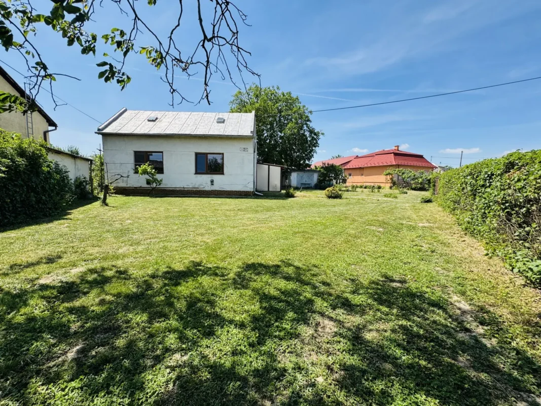 Dom na predaj Pavlovce nad Uhom, dom a trávnatá záhrada | AGIA reality