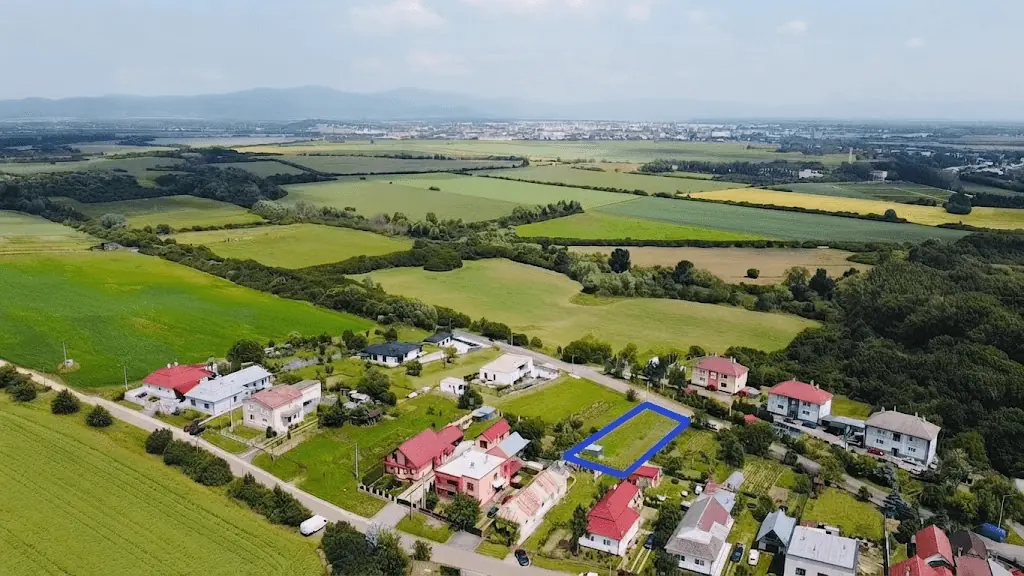 Letecký pohľad na pozemok na rodinný dom v Pozdišovciach
