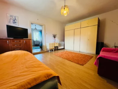 Rodinný dom na predaj Malé Raškovce, spálňa so skriňami | AGIA reality