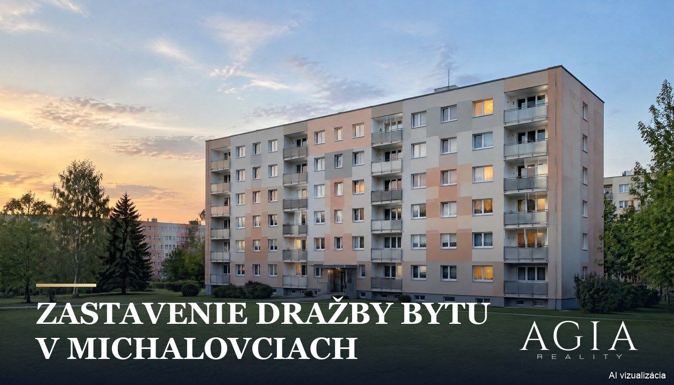 zastavenie dražby bytu v Michalovciach, panelový bytový dom pri západe slnka
